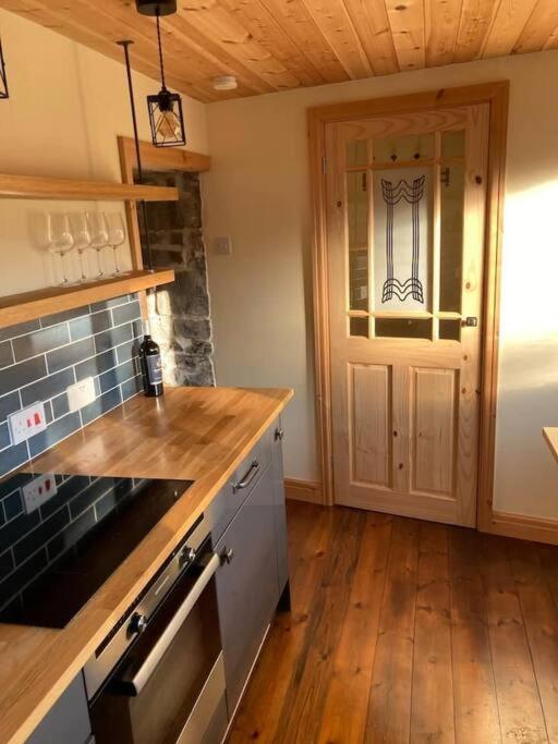 Ty Taf 2 Bed Cottage With Deck & Easy Transport Links Cardiff Exterior foto