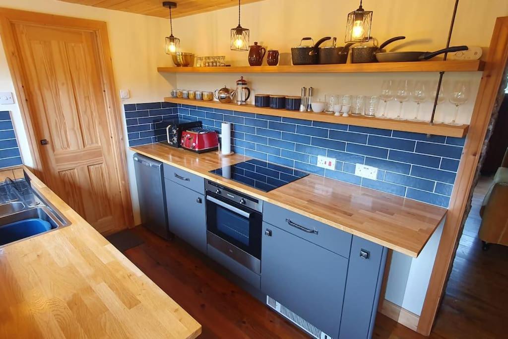 Ty Taf 2 Bed Cottage With Deck & Easy Transport Links Cardiff Exterior foto
