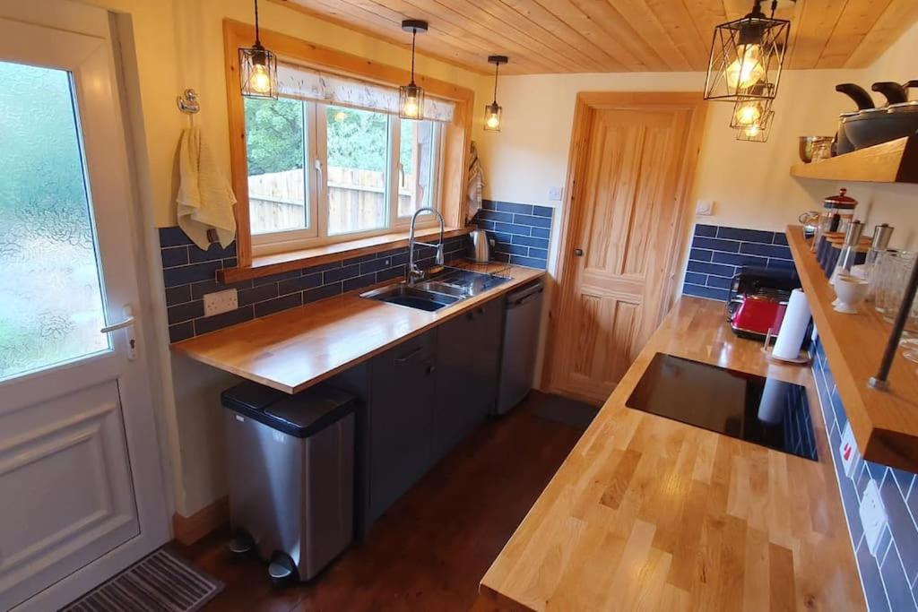 Ty Taf 2 Bed Cottage With Deck & Easy Transport Links Cardiff Exterior foto